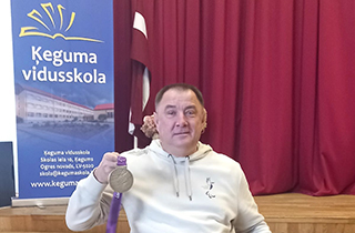 kegumaskola 2024 tiksanas ar paralimpisko cempionu Aigaru Apini
